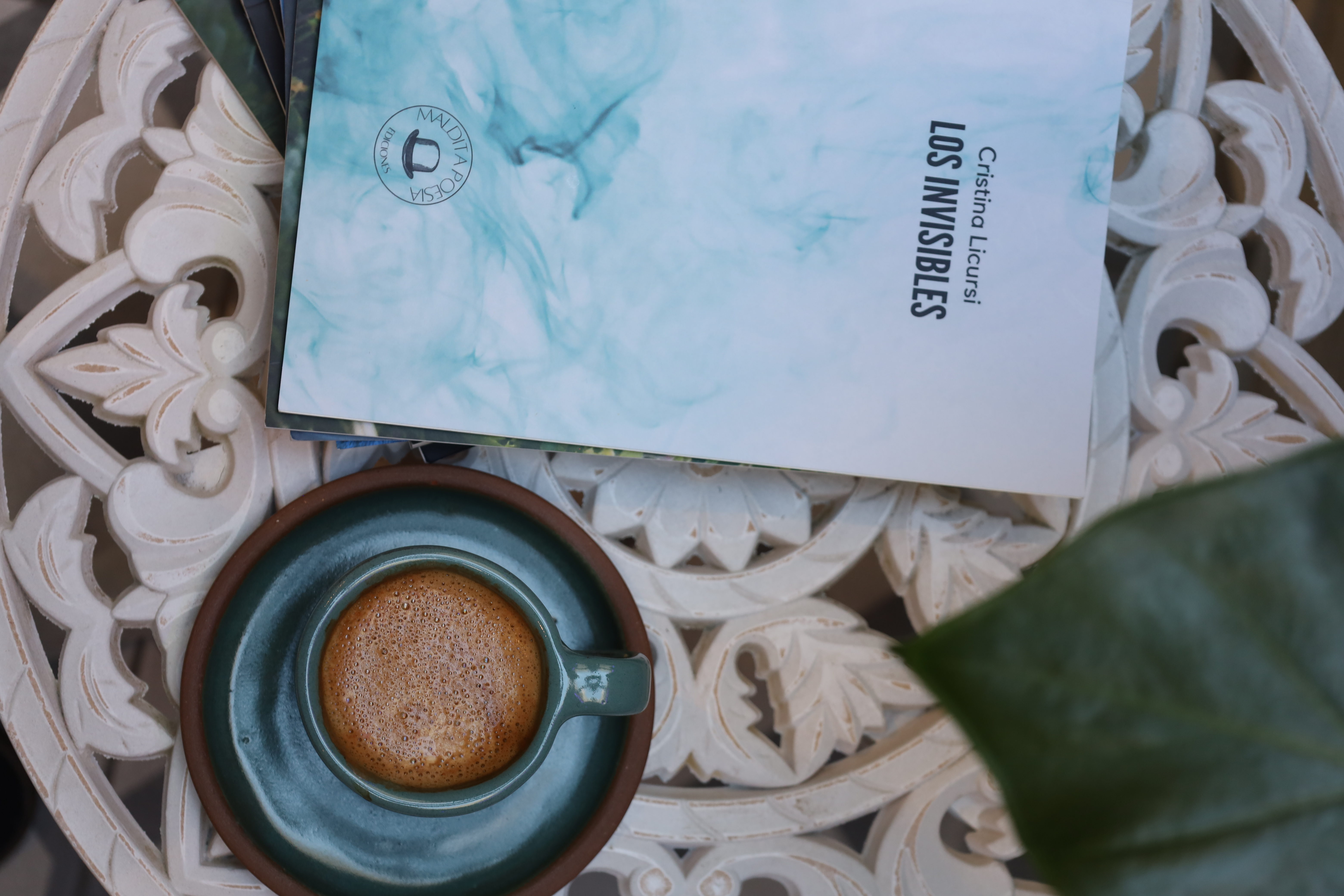 Libro junto a un café