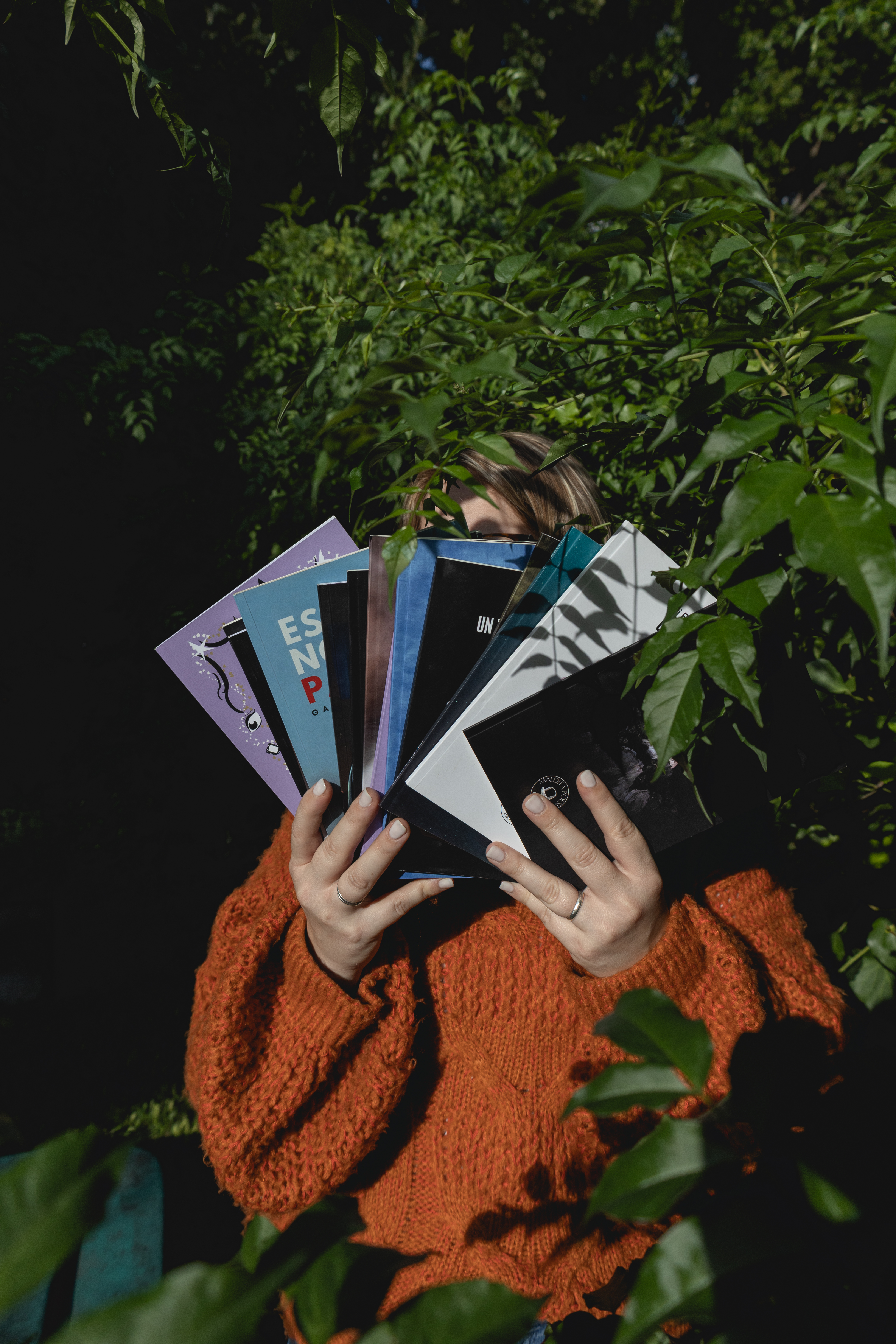 Autora sosteniendo libros publicados por Maldita Poesía Ediciones