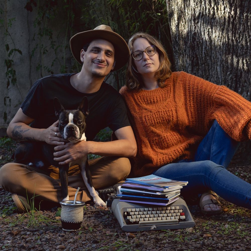 El equipo de Maldita Poesía Ediciones, con sus libros y su máquina de escribir