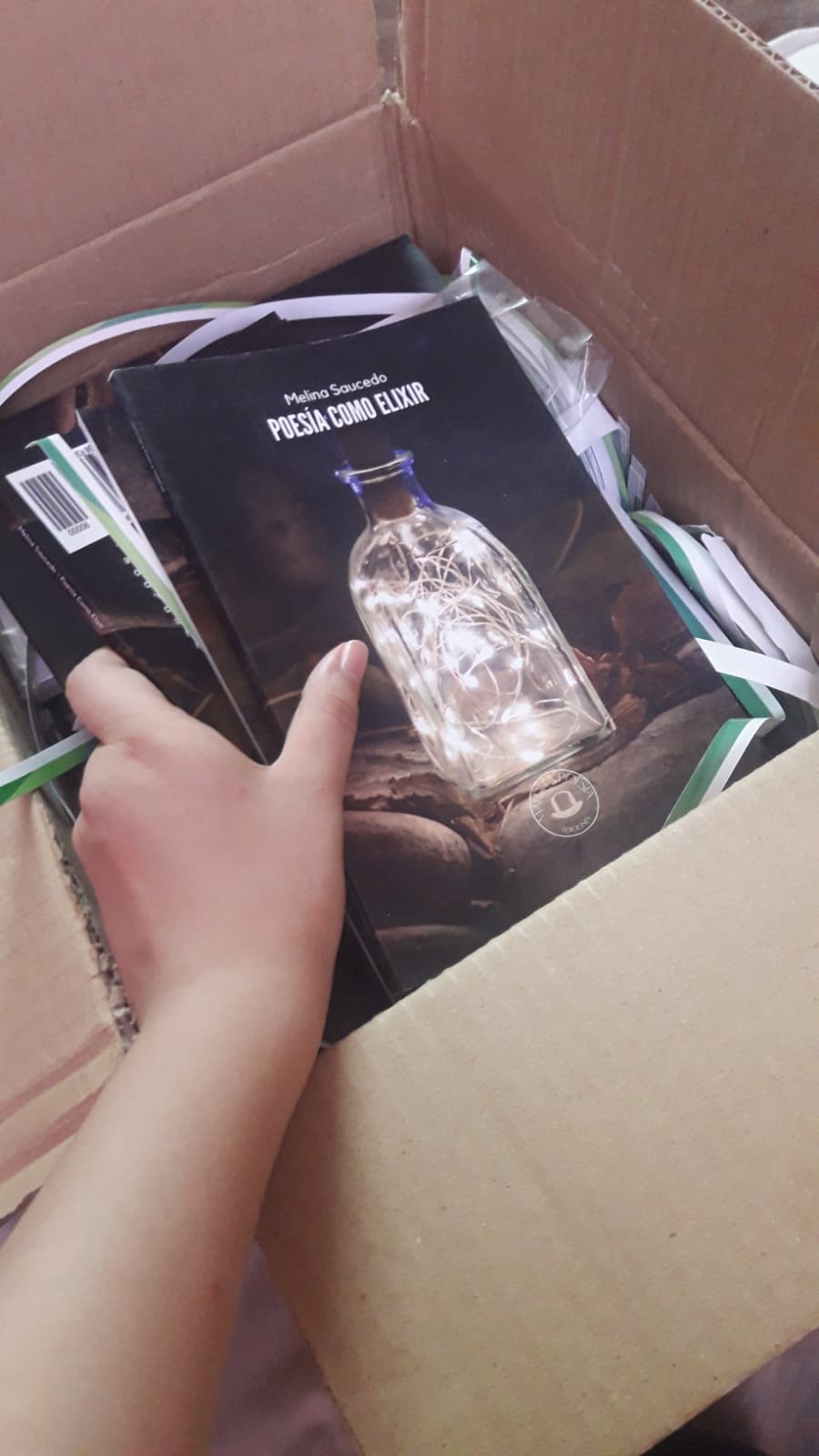 Ejemplares de Poesía como elixir, de Melina Saucedo, recién impresos